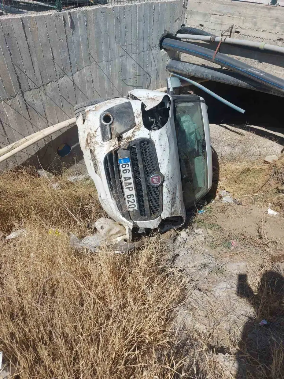 Ehliyetsiz genç kaza yaptı, araçtaki 3 kişi yaralandı