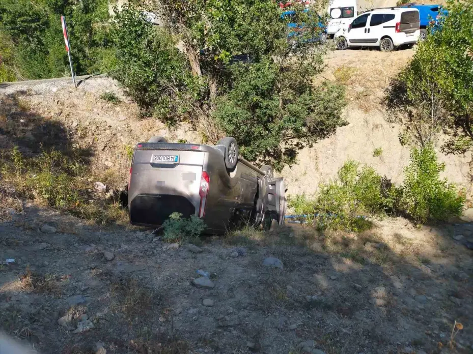 Yoldan çıkan minibüs şarampole uçtu: 6 yaralı