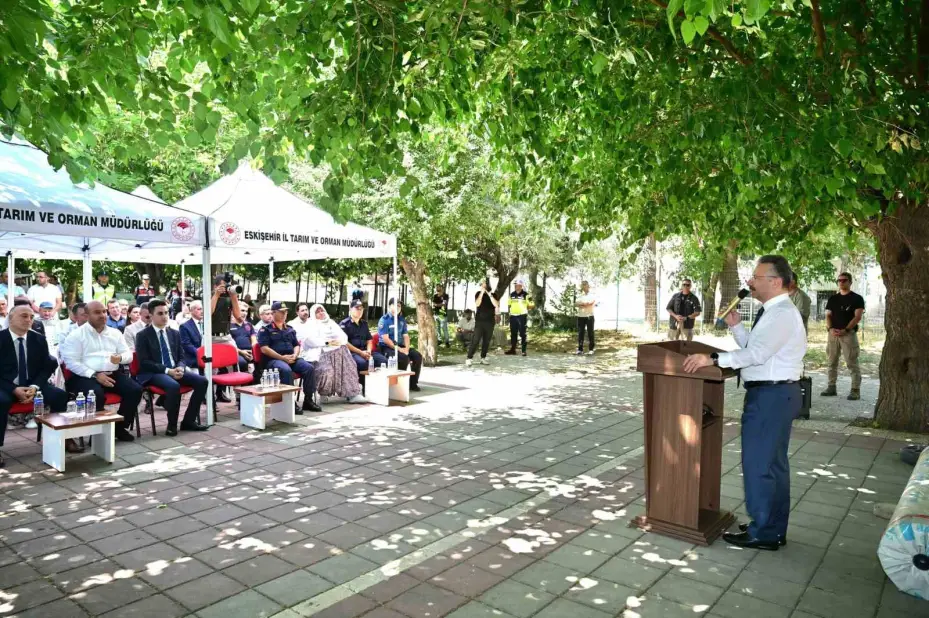 Vali Aksoy Mihalgazi’de sera örtüsü teslim törenine katıldı