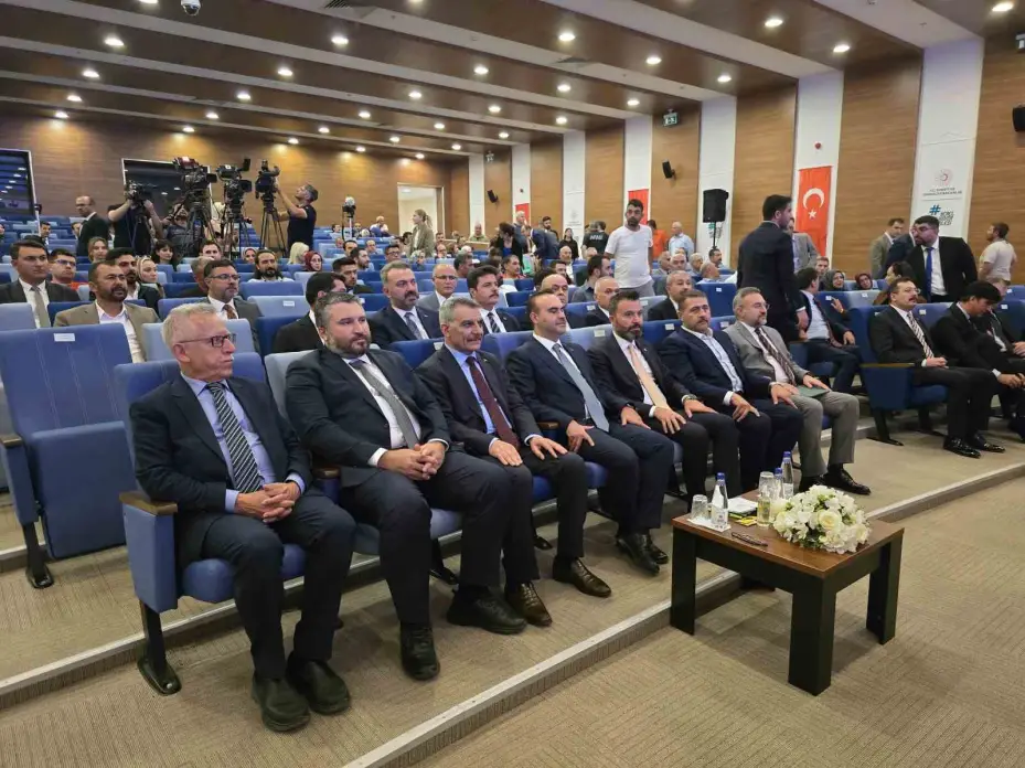 Bakan Kacır: "Yeniden şekillenen küresel sistemde bölgesinin kutupbaşı; ateş çemberi bir coğrafyada güven ve istikrar adası bir Türkiye var"