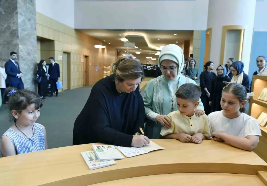 Emine Erdoğan, Gürcistan Cumhurbaşkanı Kavelashvili’nin eşiyle Millet Kütüphanesi’ni ziyaret etti