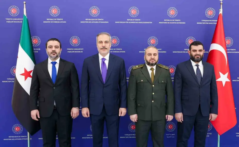 Bakan Fidan, Suriye Dışişleri Bakanı Şeybani ve Savunma Bakanı Kasra ile bir araya geldi