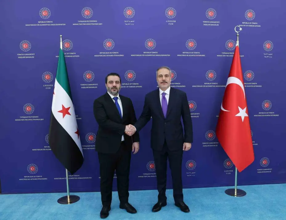 Bakan Fidan, Suriye Dışişleri Bakanı Şeybani ve Savunma Bakanı Kasra ile bir araya geldi