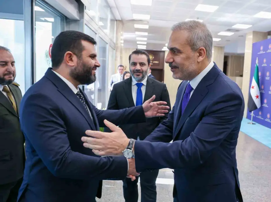 Bakan Fidan, Suriye Dışişleri Bakanı Şeybani ve Savunma Bakanı Kasra ile bir araya geldi