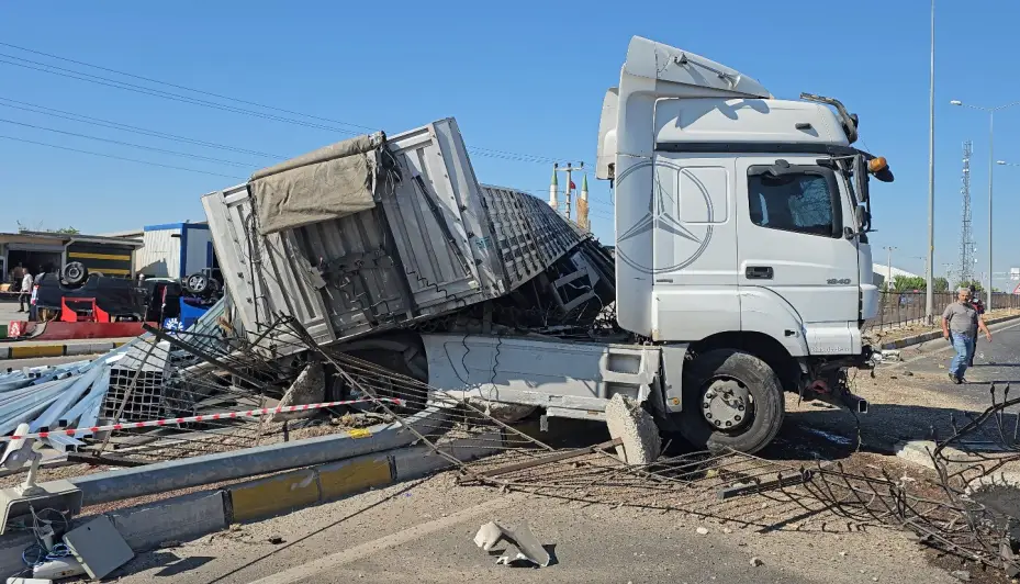 Tır, önünde seyreden 2 minibüse çarptı: 3 yaralı