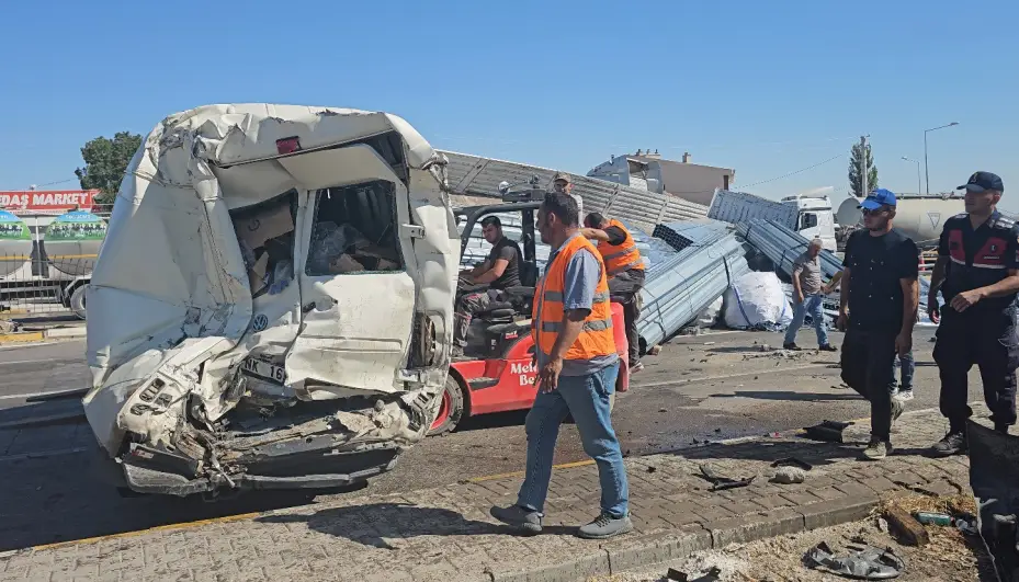 Tır, önünde seyreden 2 minibüse çarptı: 3 yaralı