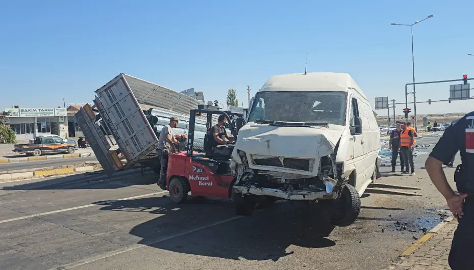 Tır, önünde seyreden 2 minibüse çarptı: 3 yaralı