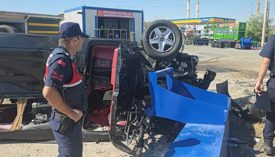 Tır, önünde seyreden 2 minibüse çarptı: 3 yaralı