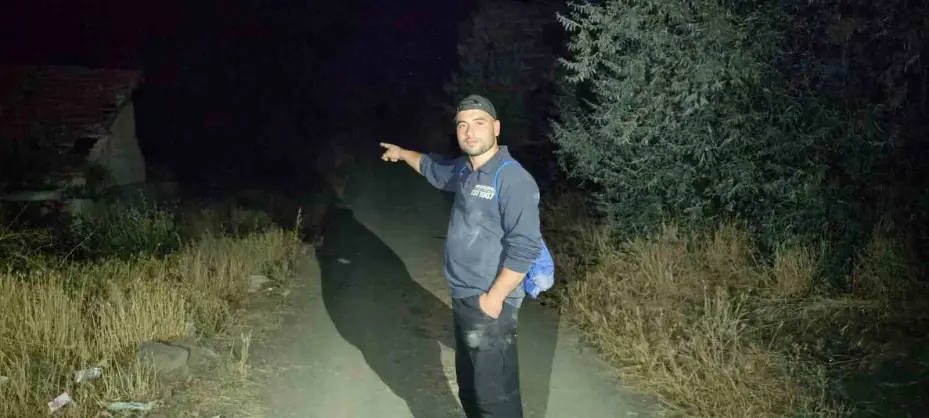 Cinlerin sardığı söylentisi sonrası terk edilen köyde sabahlamak istedi, besmeleler çekerek terk edilmiş evlere girdi
