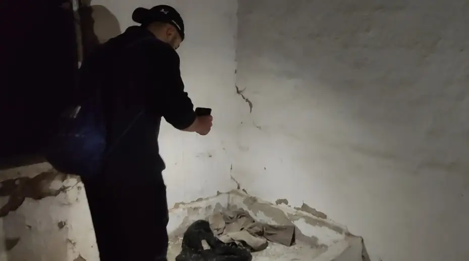Cinlerin sardığı söylentisi sonrası terk edilen köyde sabahlamak istedi, besmeleler çekerek terk edilmiş evlere girdi