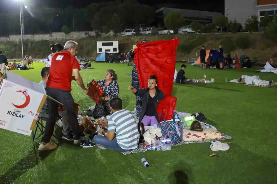 Türk Kızılay deprem bölgesi Sındırgı’da 198 kişilik ekibiyle görevde
