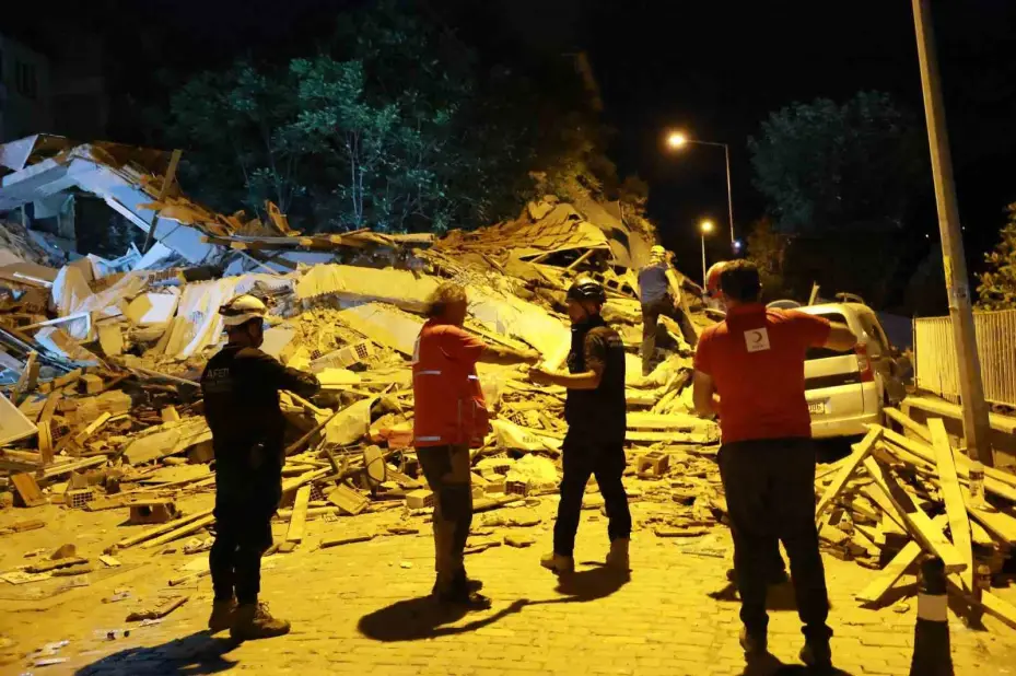 Türk Kızılay deprem bölgesi Sındırgı’da 198 kişilik ekibiyle görevde
