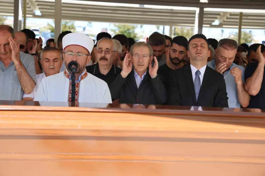 Eski bakan Abdüllatif Şener’in acı günü