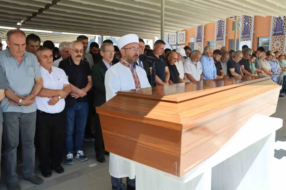 Eski bakan Abdüllatif Şener’in acı günü