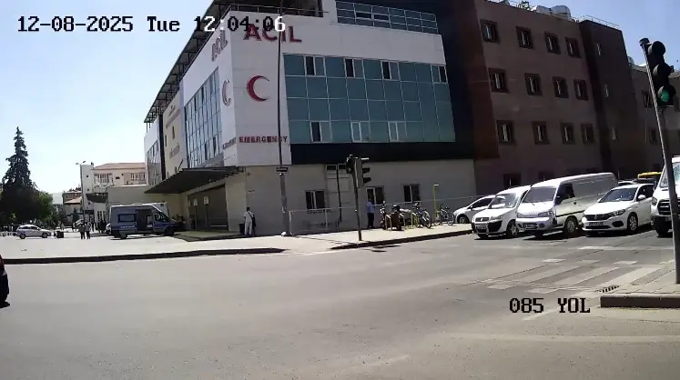 Güzergahını değiştirip baygınlık geçiren kadını hastaneye götürdü