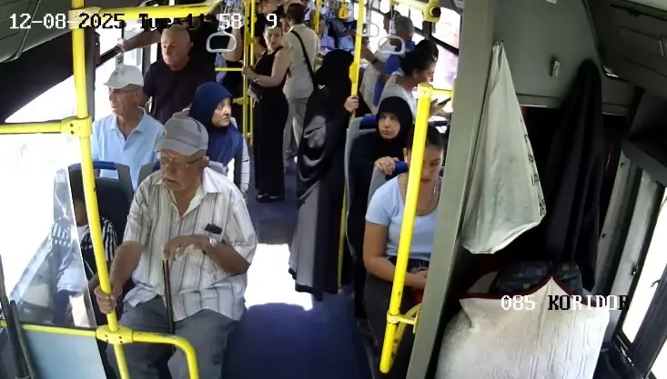 Güzergahını değiştirip baygınlık geçiren kadını hastaneye götürdü