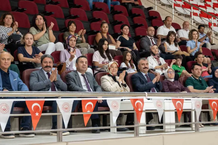 Bakan Yardımcısı Yenigün, Eskişehir’de voleybol şampiyonası açılışına katıldı
