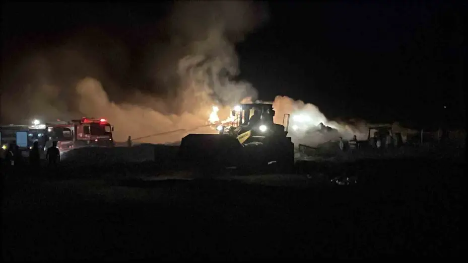Samanlıkta çıkan yangın, 6 bin balya ve 4 traktörü küle çevirdi