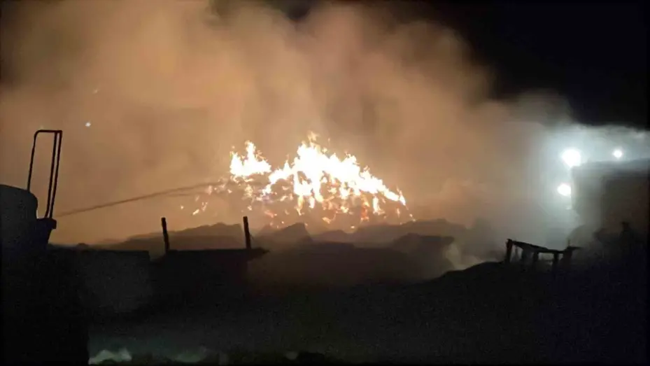 Samanlıkta çıkan yangın, 6 bin balya ve 4 traktörü küle çevirdi