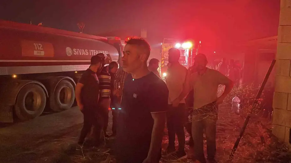 Samanlıkta çıkan yangın, 6 bin balya ve 4 traktörü küle çevirdi
