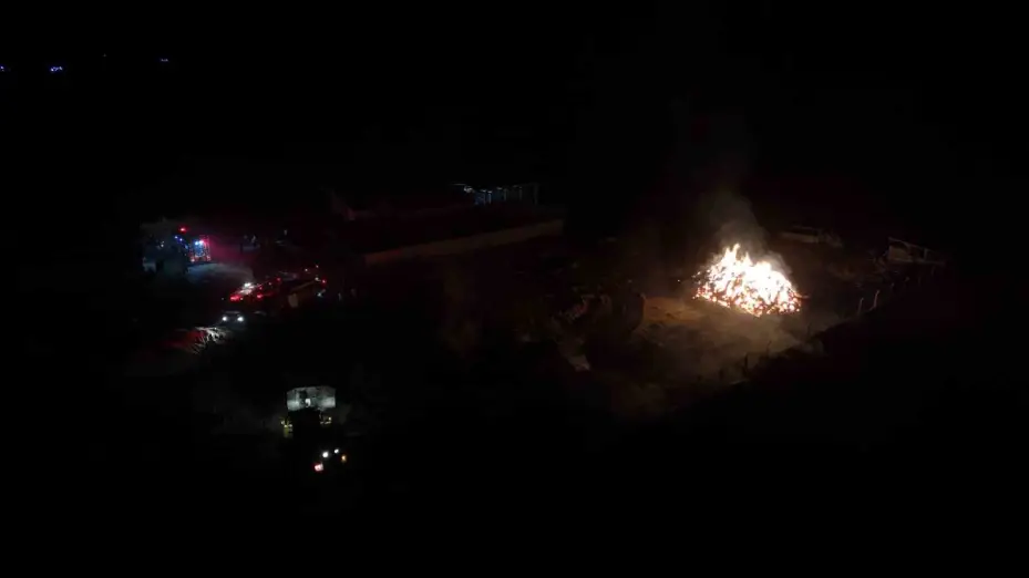 Samanlıkta çıkan yangın, 6 bin balya ve 4 traktörü küle çevirdi