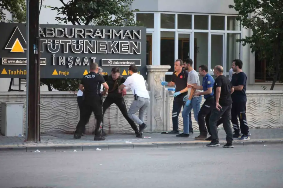Bıçağı boğazına dayadı, polis ekipleri müdahale etti