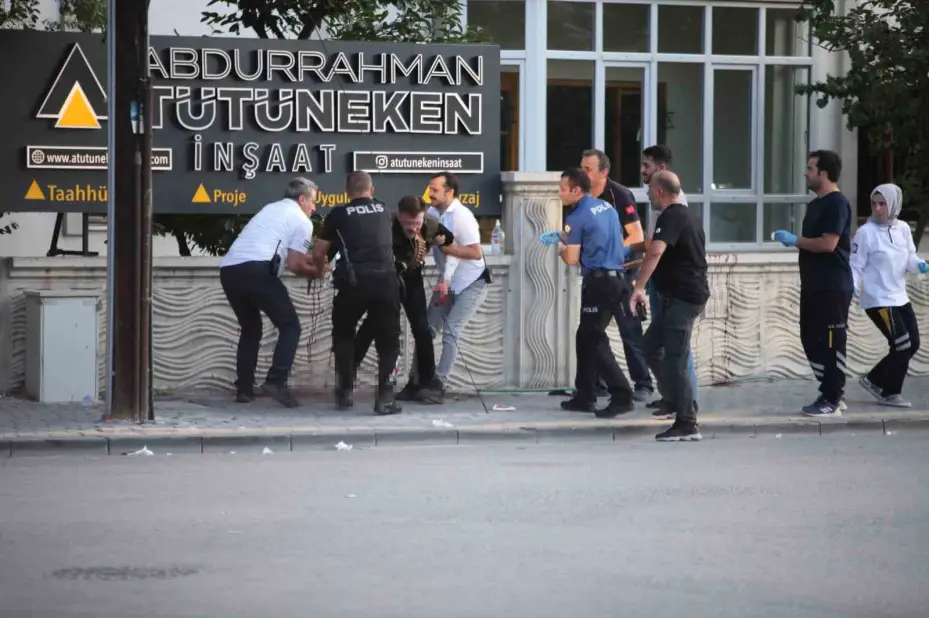Bıçağı boğazına dayadı, polis ekipleri müdahale etti