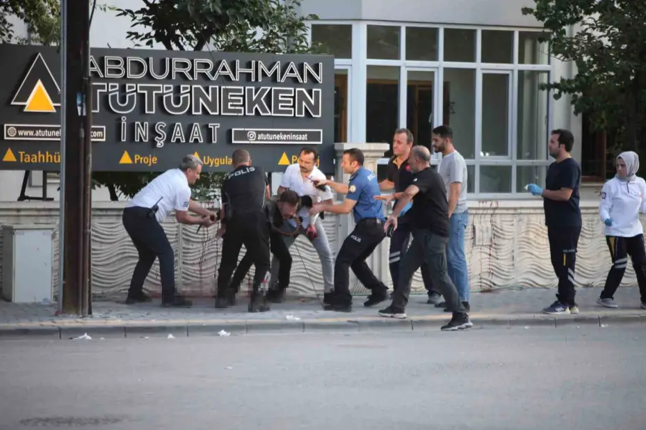 Bıçağı boğazına dayadı, polis ekipleri müdahale etti