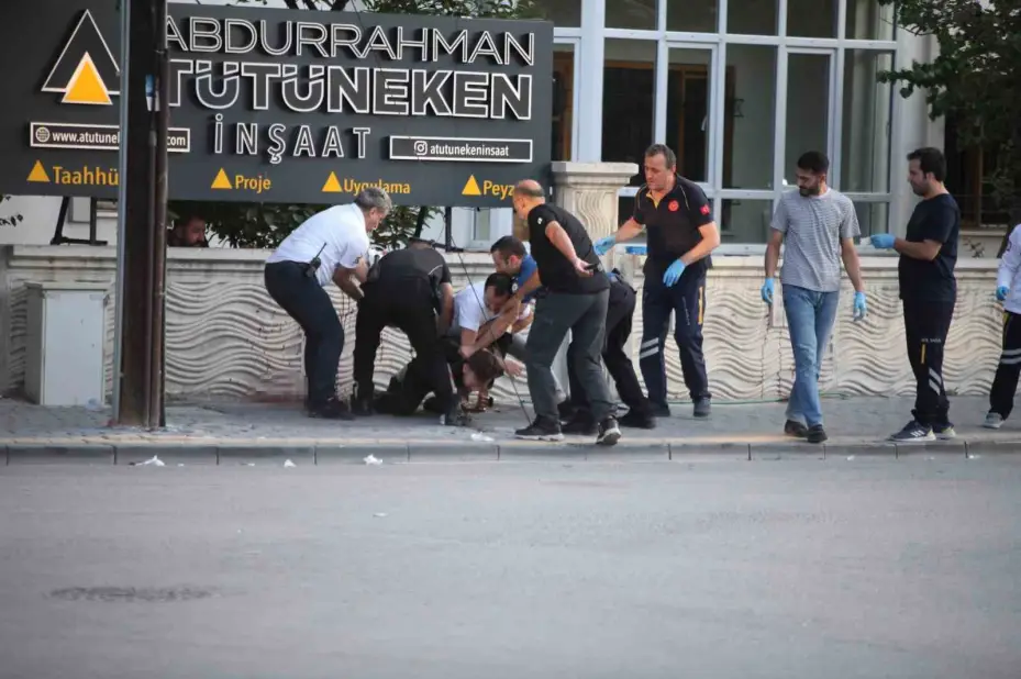 Bıçağı boğazına dayadı, polis ekipleri müdahale etti