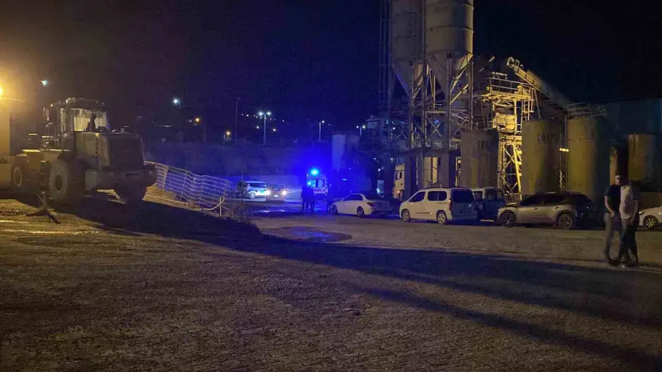 Ekmek kapısı, canını aldı... Çimento kamyonunun kapağının çarptığı şoför yaşamını yitirdi