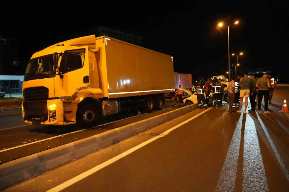 Kırıkkale’de kargo kamyonu ile otomobil çarpıştı