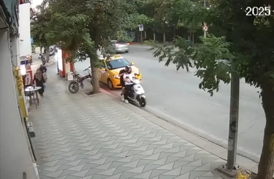 Kasksız yolcu taşıyan sürücü motosikleti yere yatırdı