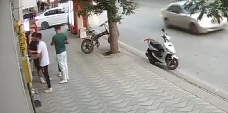 Kasksız yolcu taşıyan sürücü motosikleti yere yatırdı
