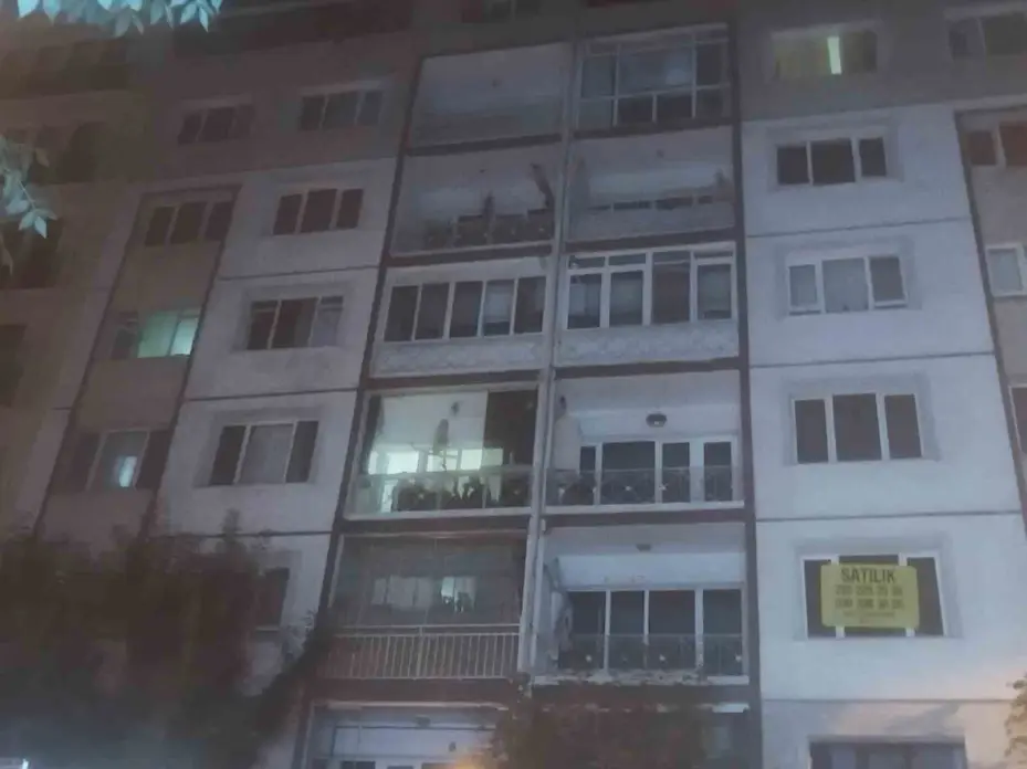 Apartmanda gece çıkan yangın mahalleyi ayağa kaldırdı: 1 yaralı