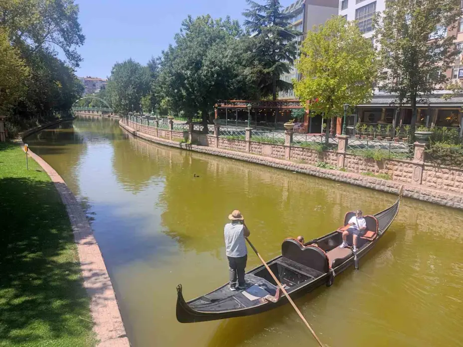 Yüksek sıcaklıklara rağmen turistler gondollardan vazgeçmedi