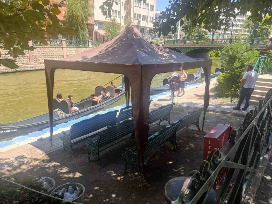 Yüksek sıcaklıklara rağmen turistler gondollardan vazgeçmedi