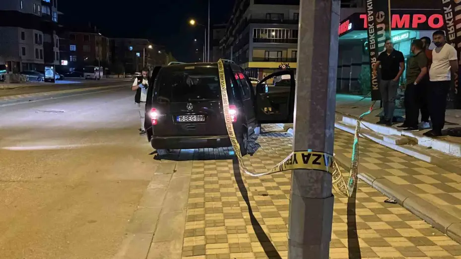 Ters yönde ilerleyen hafif ticari araç motosiklete çarptı: 1 ağır yaralı