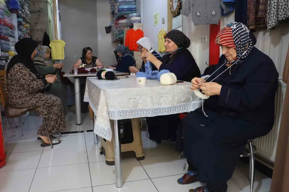 Tuhafiyeci el işi atölyesine dönüştü, kadınlar ev ekonomisine destek olmaya başladı
