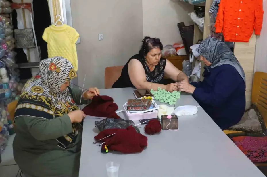 Tuhafiyeci el işi atölyesine dönüştü, kadınlar ev ekonomisine destek olmaya başladı