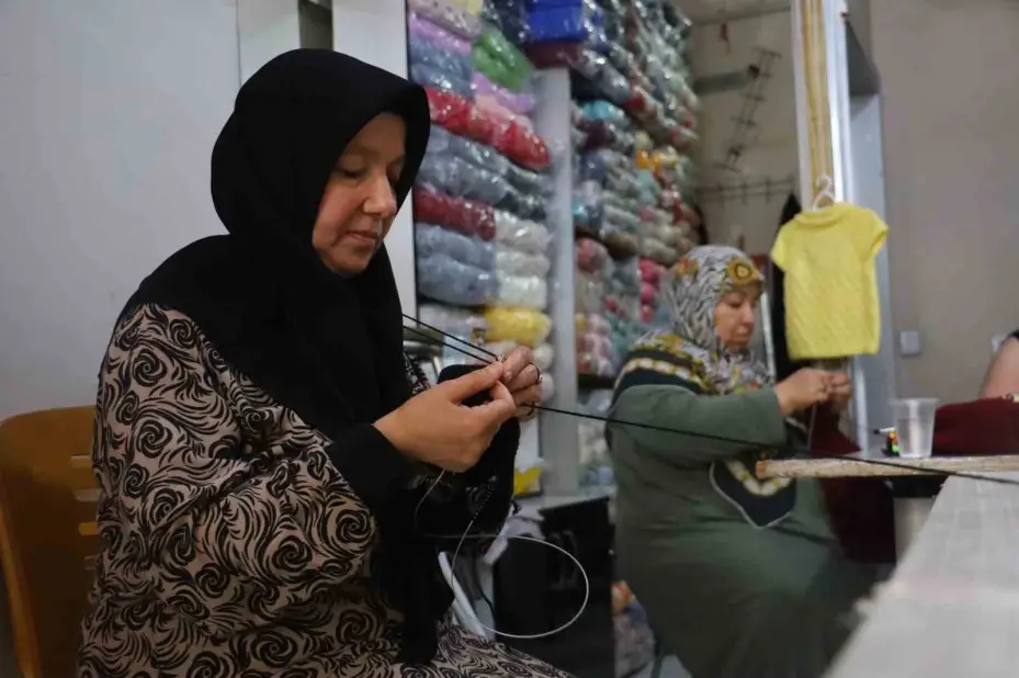 Tuhafiyeci el işi atölyesine dönüştü, kadınlar ev ekonomisine destek olmaya başladı