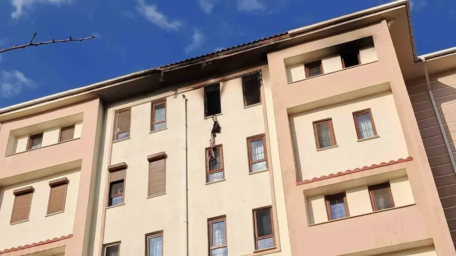 Karaman’da apartmanın son katında korkutan yangın