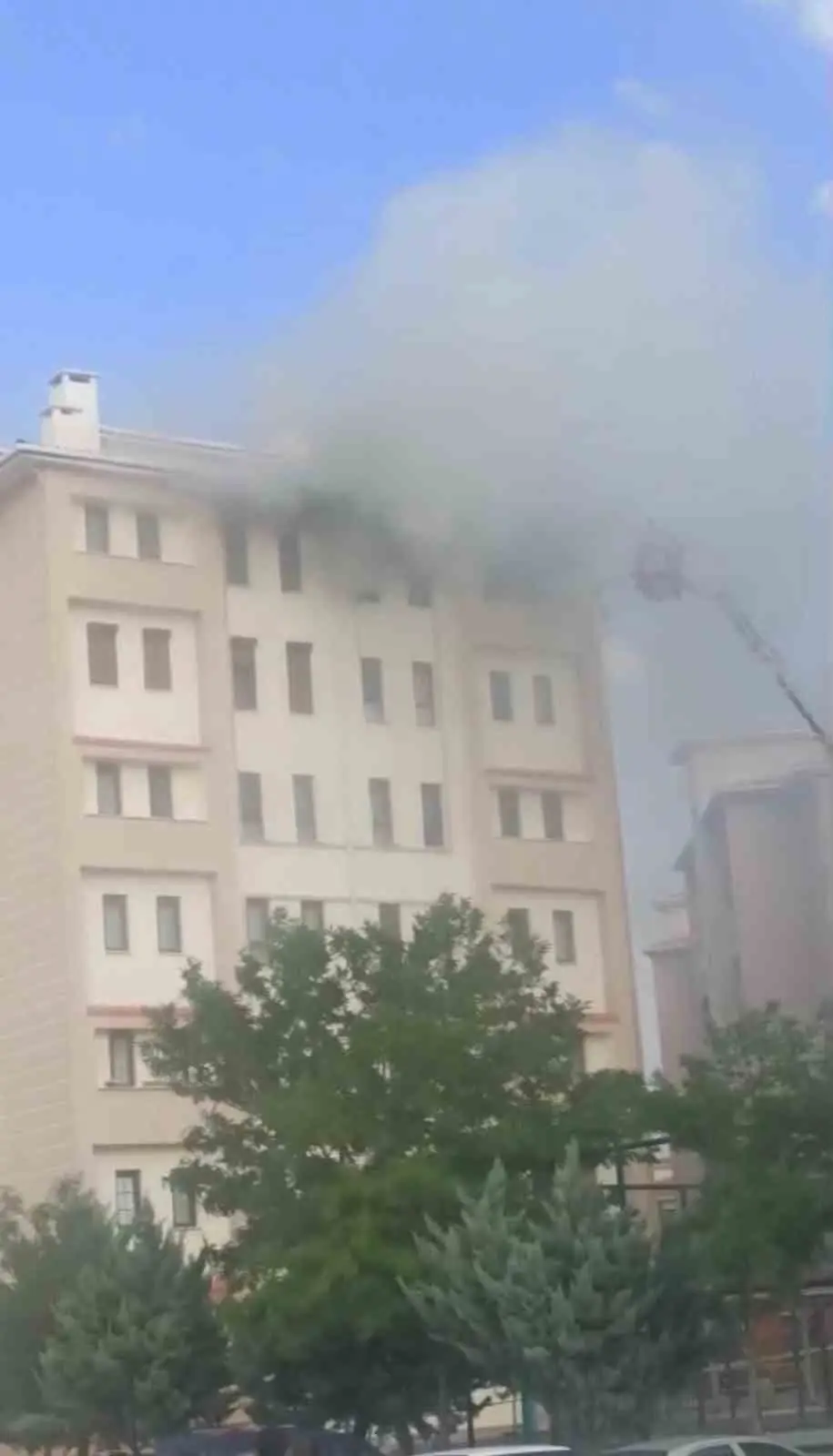 Karaman’da apartmanın son katında korkutan yangın