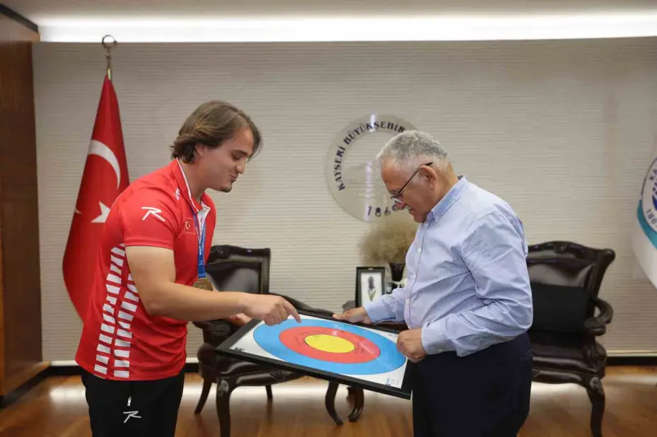 Başkan Büyükkılıç, dünya şampiyonu Arslan’ı ağırladı