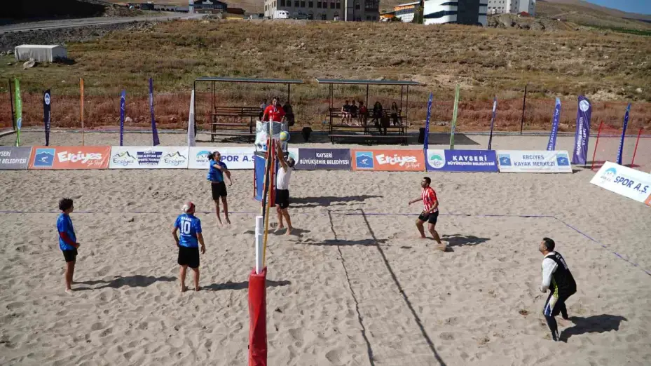 Erciyes’te en havalı voleybol turnuvası başladı