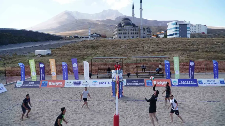 Erciyes’te en havalı voleybol turnuvası başladı