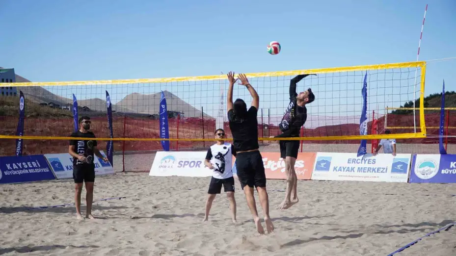 Erciyes’te en havalı voleybol turnuvası başladı