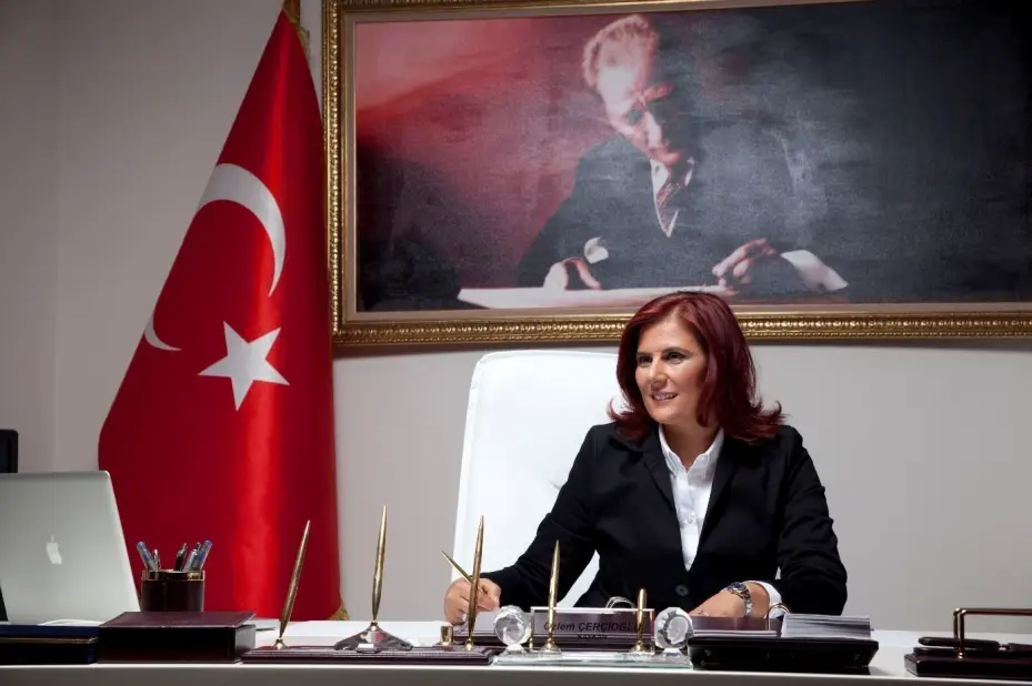Aydın Büyükşehir Belediye Başkanı Özlem Çerçioğlu, "Cumhuriyet Halk Partisi’nde siyaset yapma imkanı kalmadığından ve gördüğüm lüzum üzerine parti üyeliğinden istifa ediyorum" dedi.
