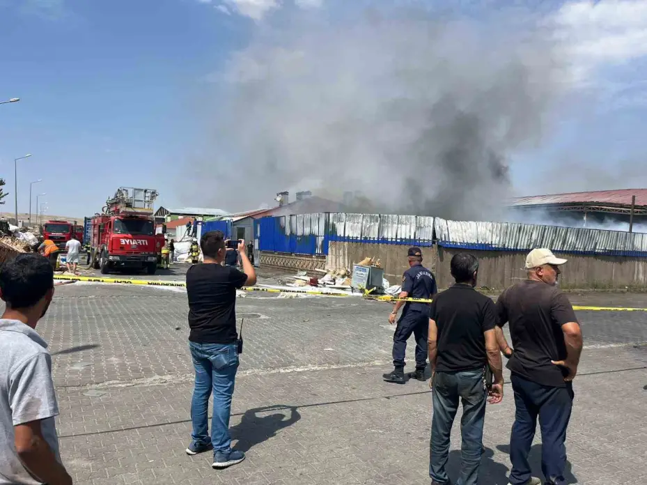 Eskişehir’de geri dönüşüm fabrikasında büyük yangın