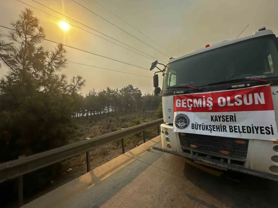 Kayseri Büyükşehir’den Mersin’de yangın döndürme çalışmasına destek