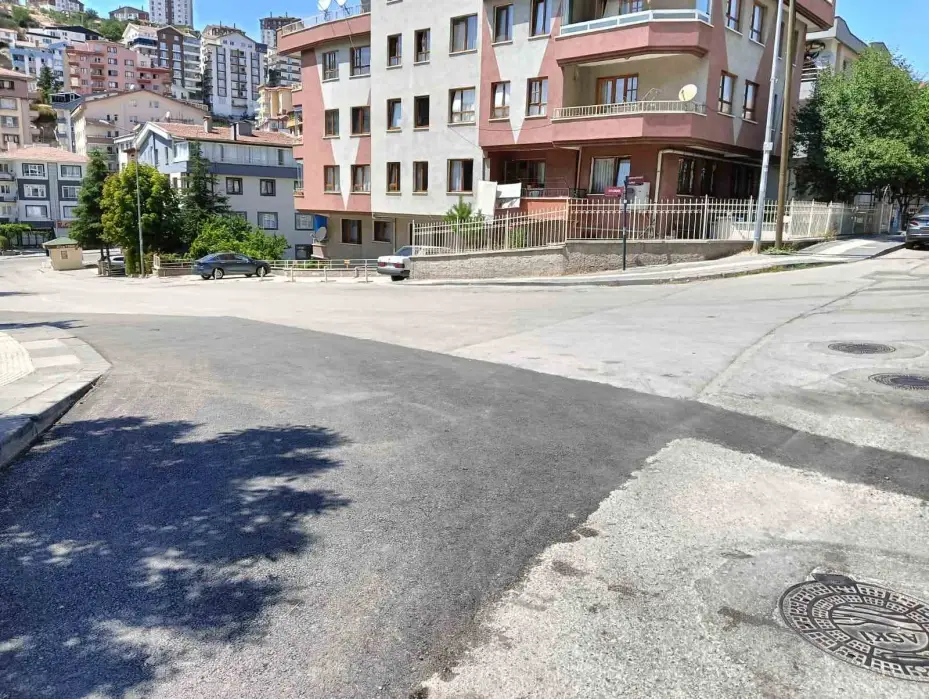 Sürücü fren yerine gaza bastı: 2 yaralı